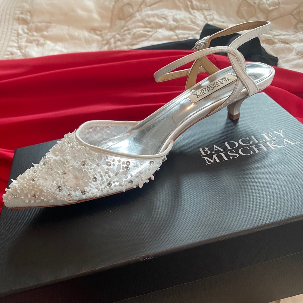 NEW Badgley Mischka Iris Pump size 9